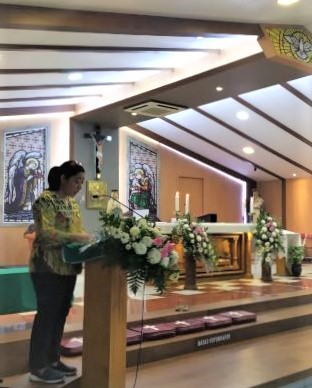Petugas Memimpin Doa Rosario Sebelum Misa-ok_1